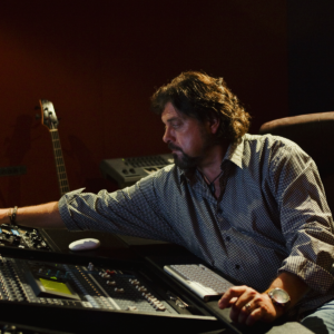 Das Headerbild zeigt mehrere Kanalzüge der originalen Neve Amec 56-Kanal-Analogkonsole aus dem Tonstudio von Ralf Fiebelkorn. Die hochwertigen Equalizer, Regler und analogen Bedienelemente vermitteln unmittelbar die professionelle Studioumgebung, in der der Premium-Fernkurs ‚Tontechnik für Musiker‘ entwickelt wurde. Dieses Bild unterstreicht den Anspruch des Lehrgangs, der in Zusammenarbeit mit der Audio-Legende Alan Parsons entstanden ist und Musikern praxisnah vermittelt, wie professionelle Aufnahmen, moderne Mischungen und druckvolle Produktionen entstehen.
