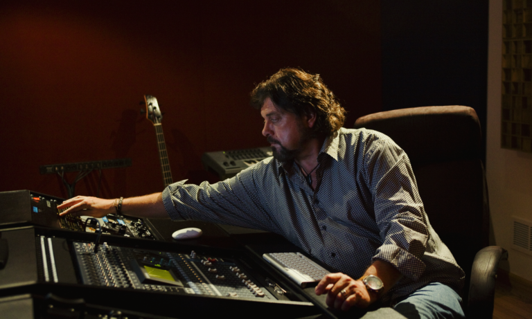 Das Headerbild zeigt mehrere Kanalzüge der originalen Neve Amec 56-Kanal-Analogkonsole aus dem Tonstudio von Ralf Fiebelkorn. Die hochwertigen Equalizer, Regler und analogen Bedienelemente vermitteln unmittelbar die professionelle Studioumgebung, in der der Premium-Fernkurs ‚Tontechnik für Musiker‘ entwickelt wurde. Dieses Bild unterstreicht den Anspruch des Lehrgangs, der in Zusammenarbeit mit der Audio-Legende Alan Parsons entstanden ist und Musikern praxisnah vermittelt, wie professionelle Aufnahmen, moderne Mischungen und druckvolle Produktionen entstehen.