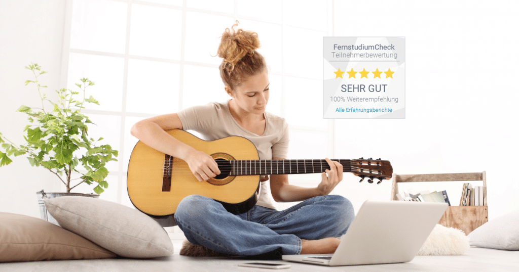 Akustikgitarre online lernen. Frau lernt Akustikgitarre online im Wohnzimmer mit Laptop – Blues, Rock & Folk Gitarrenkurs der New Music Academy.