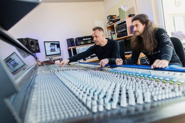 Victor Smolski und Ralf Fiebelkorn im Regieraum an einem Neve Amec 56-Kanal-Mischpult – professionelle Studioumgebung der Metal Guitar Masterclass.