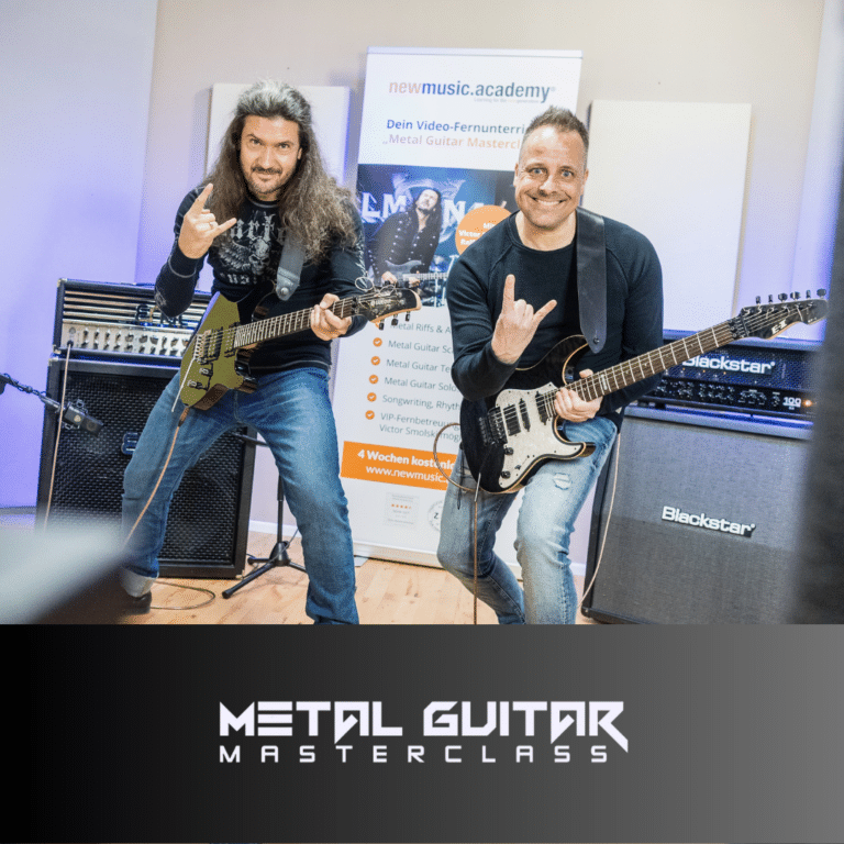 Victor Smolski und Ralf Fiebelkorn im Aufnahmeraum mit Metal-Handzeichen vor Engel- und Blackstar-Amps – Einblick in die Metal Guitar Masterclass.