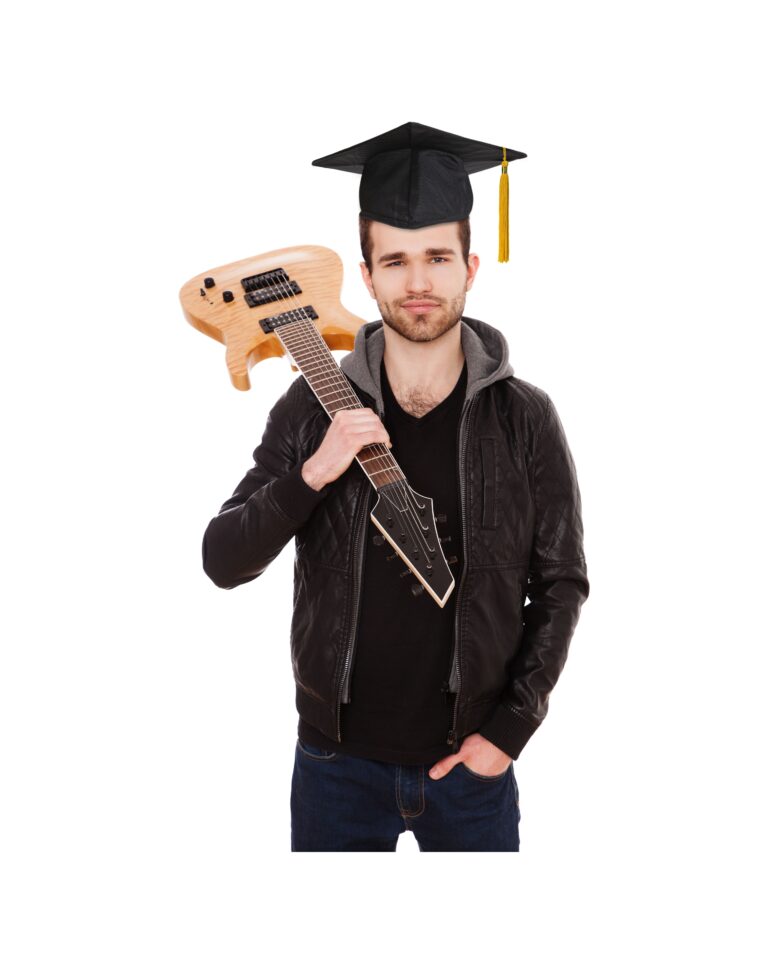 Student mit Gitarre und Absolventenkappe feiert seinen Abschluss des NMA Music Diploma.